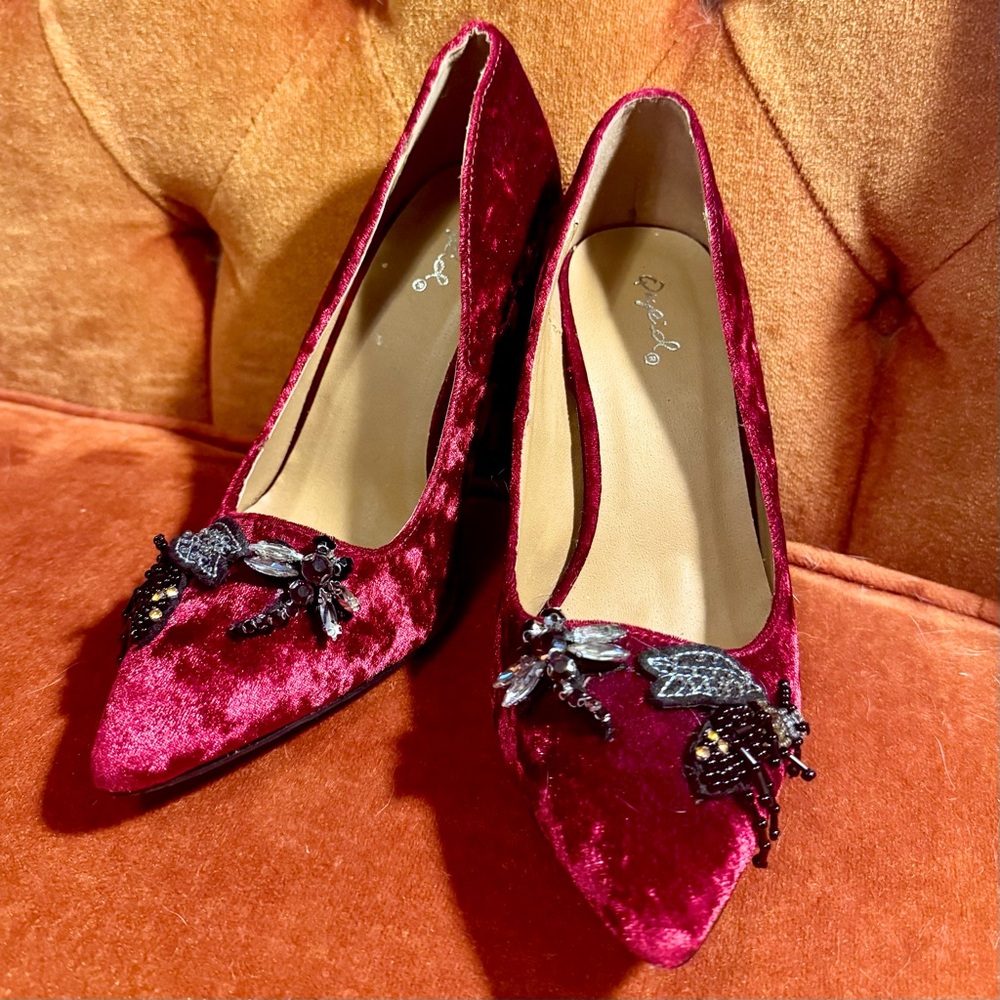 Elegant Red Velvet Heels with beaded insects - dragonfly - Picture 2 of 8